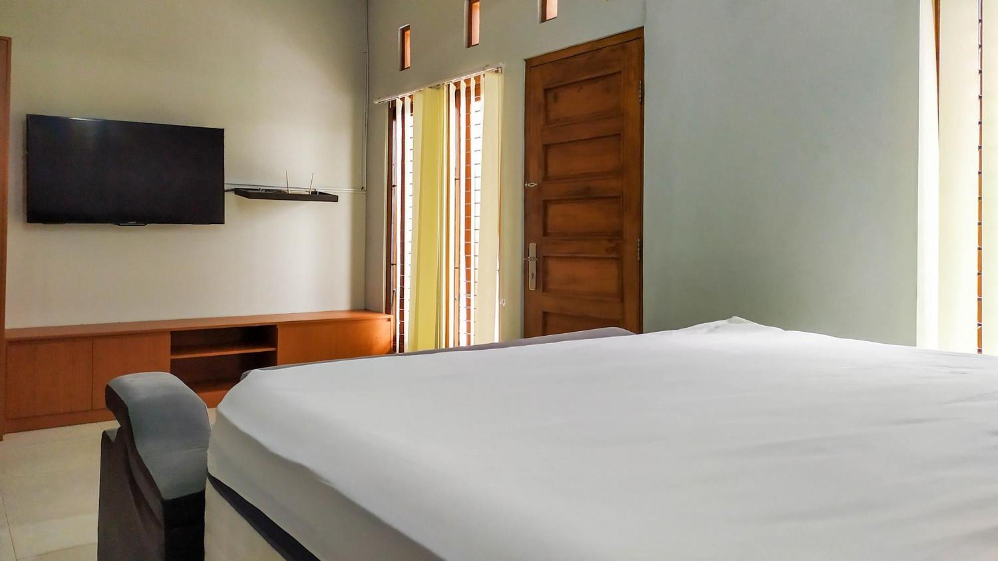 Omah Leren Mitra Reddoorz Near Gembiraloka Zoo Yogyakarta Hotel Exterior photo