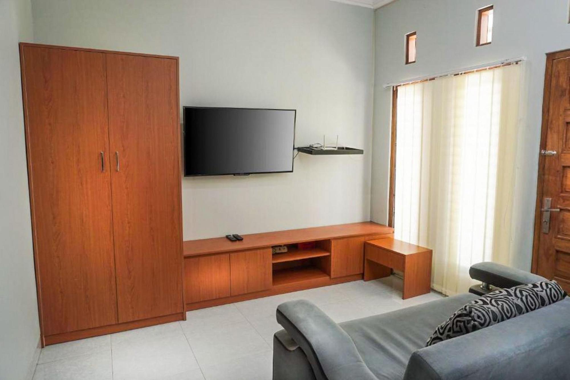 Omah Leren Mitra Reddoorz Near Gembiraloka Zoo Yogyakarta Hotel Exterior photo